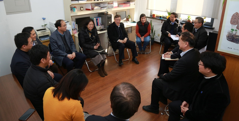 侯建国调研微生物研究所