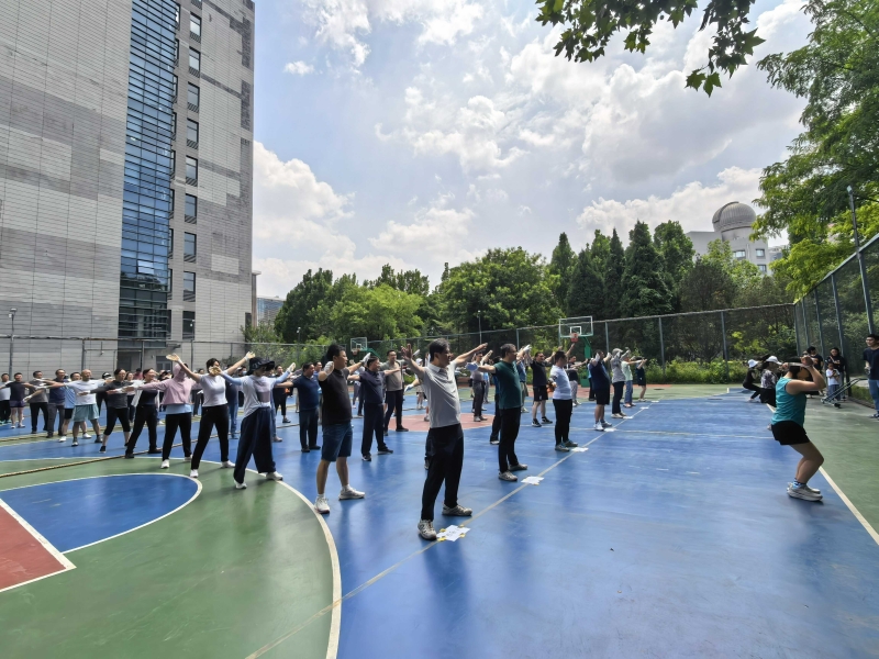 微生物所组织“抢占科技制高点 全民健身助攻坚”拔河友谊赛